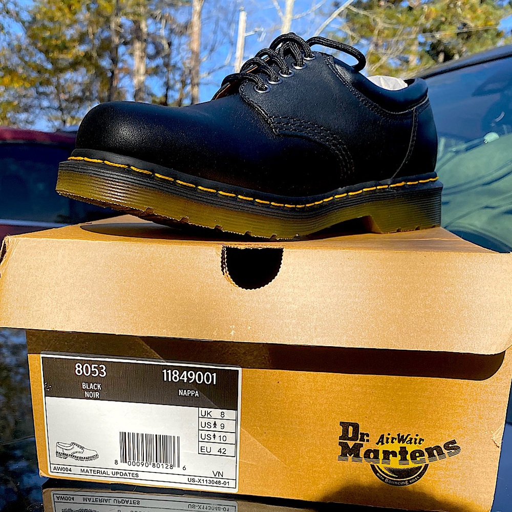 NIB Mens Doc Martens sz 9